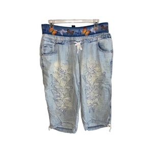 𝅺SEXY Washed Off Cropped Jeans with Rhinestone Detail